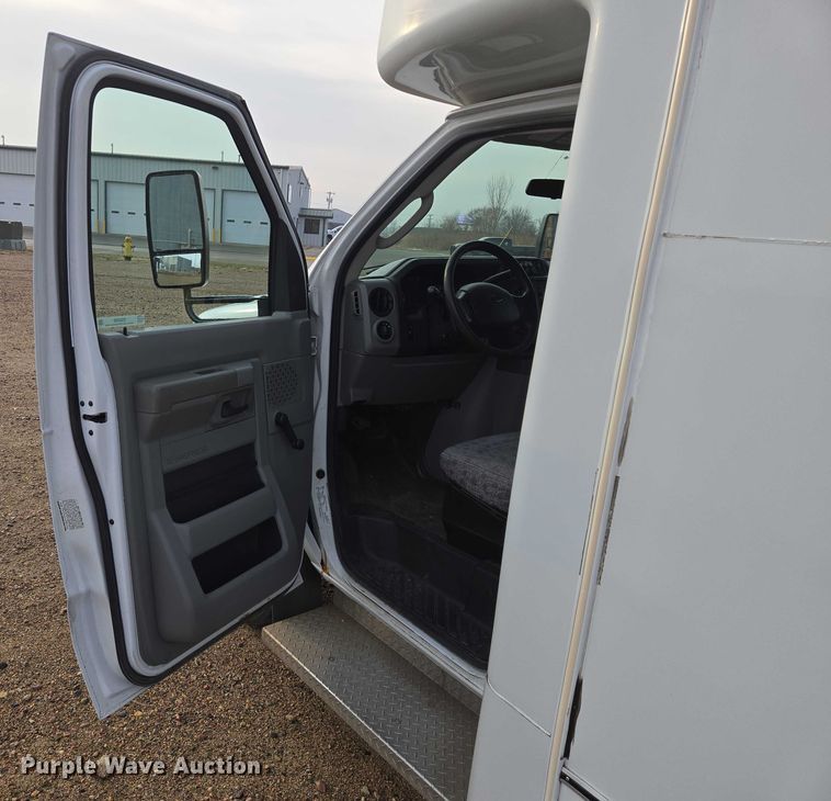 image for item ES2668 2016 Ford Advantage 240 shuttle bus