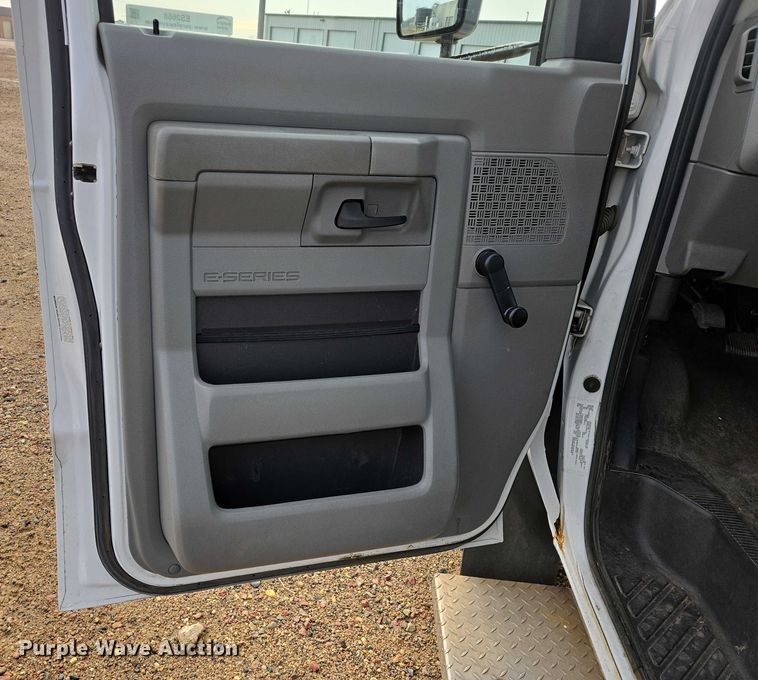 image for item ES2668 2016 Ford Advantage 240 shuttle bus