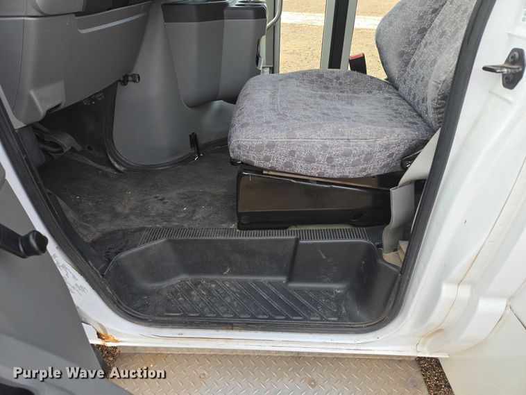 image for item ES2668 2016 Ford Advantage 240 shuttle bus
