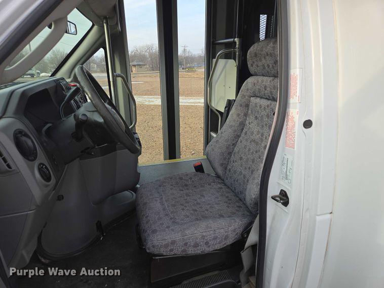 image for item ES2668 2016 Ford Advantage 240 shuttle bus