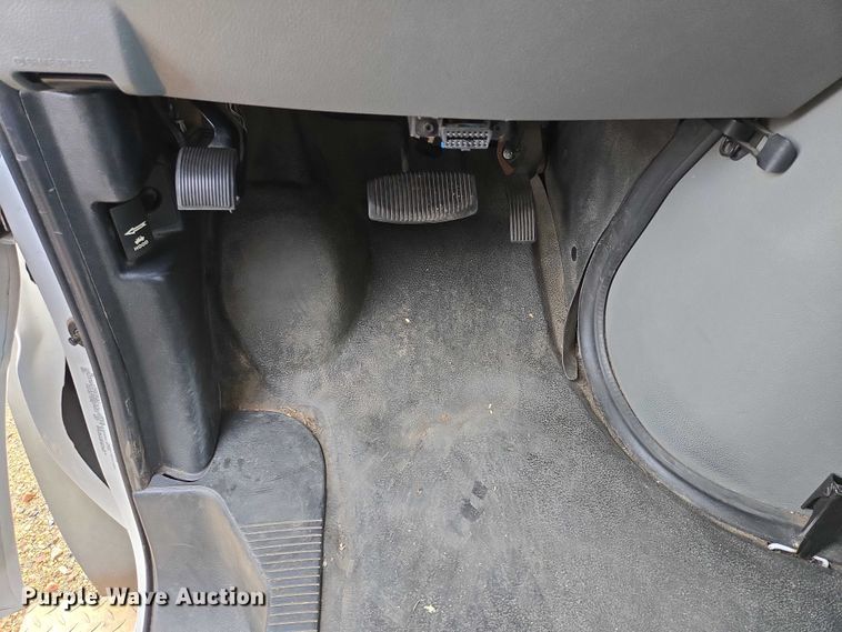 image for item ES2668 2016 Ford Advantage 240 shuttle bus