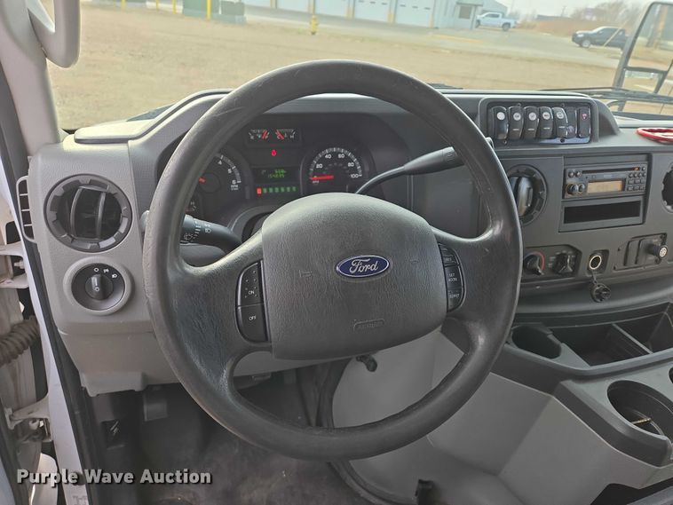 image for item ES2668 2016 Ford Advantage 240 shuttle bus