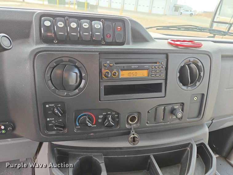 image for item ES2668 2016 Ford Advantage 240 shuttle bus