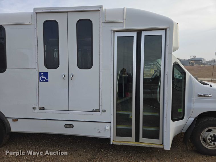 image for item ES2668 2016 Ford Advantage 240 shuttle bus