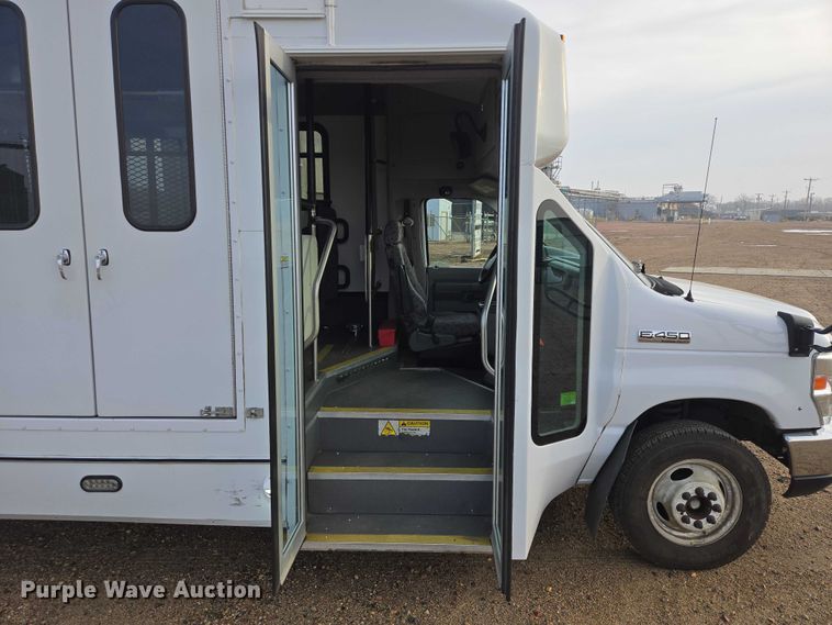 image for item ES2668 2016 Ford Advantage 240 shuttle bus