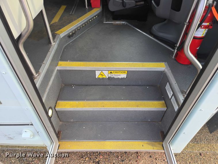 image for item ES2668 2016 Ford Advantage 240 shuttle bus