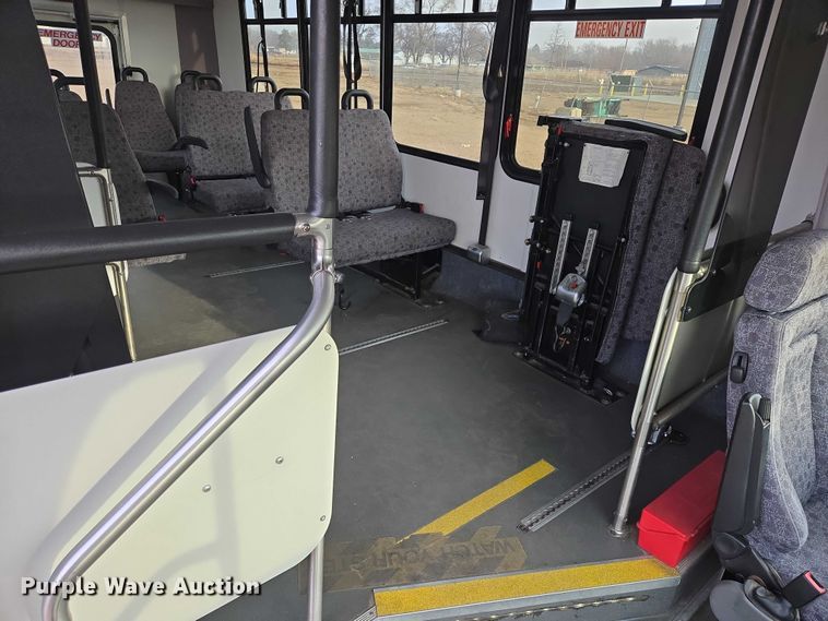 image for item ES2668 2016 Ford Advantage 240 shuttle bus