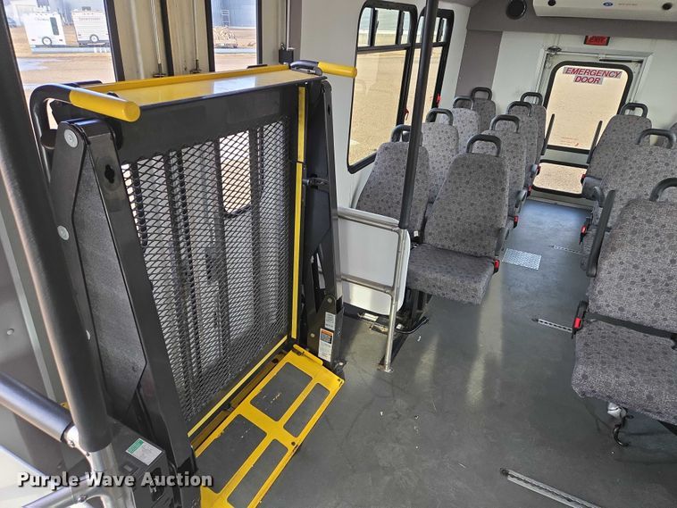 image for item ES2668 2016 Ford Advantage 240 shuttle bus