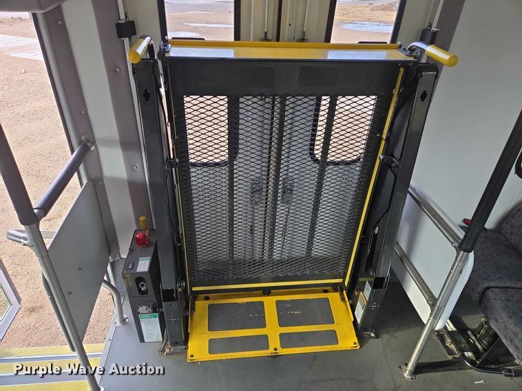 image for item ES2668 2016 Ford Advantage 240 shuttle bus