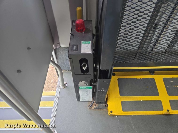 image for item ES2668 2016 Ford Advantage 240 shuttle bus