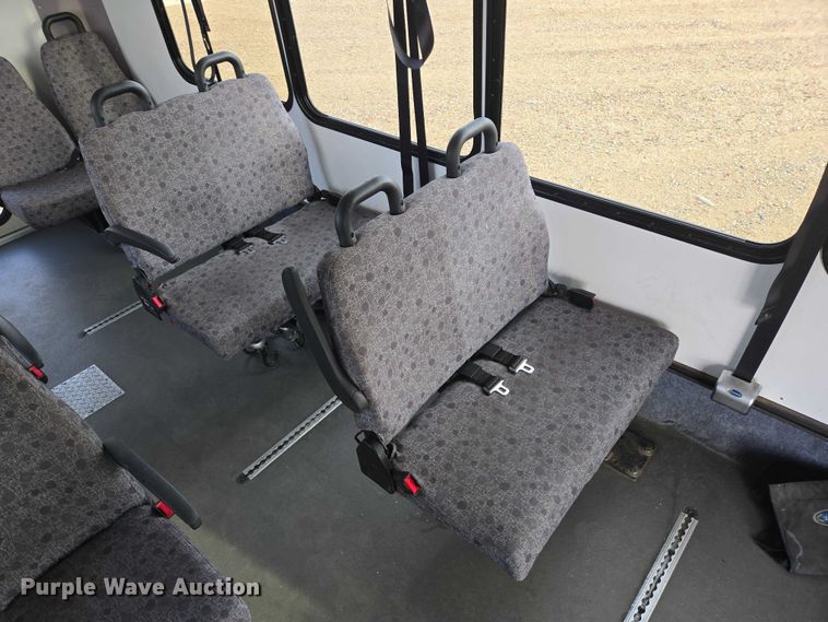 image for item ES2668 2016 Ford Advantage 240 shuttle bus