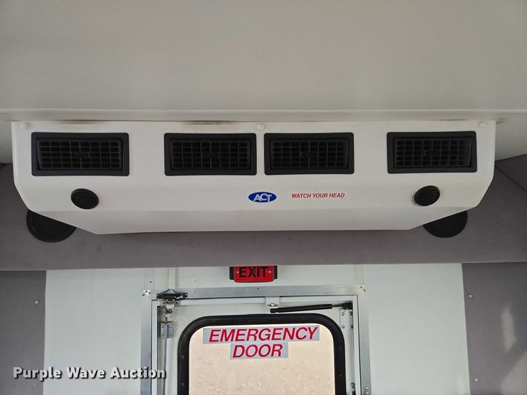 image for item ES2668 2016 Ford Advantage 240 shuttle bus