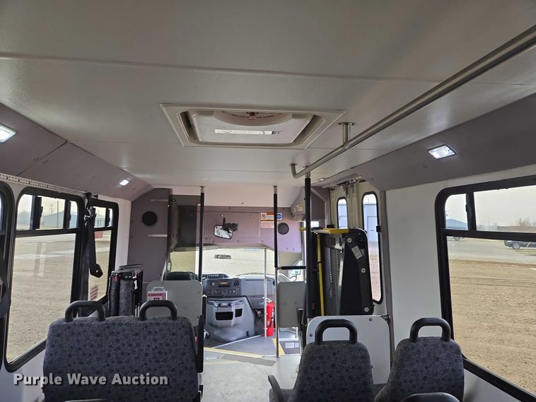 image for item ES2668 2016 Ford Advantage 240 shuttle bus