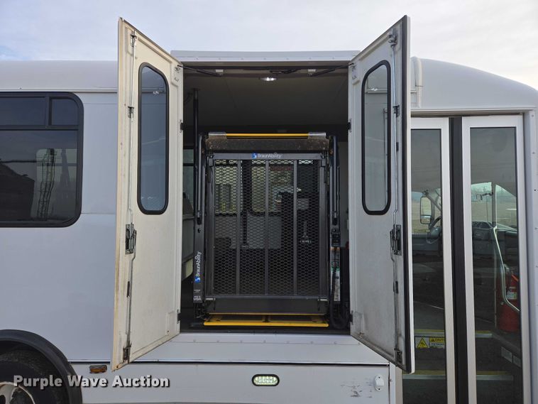 image for item ES2668 2016 Ford Advantage 240 shuttle bus