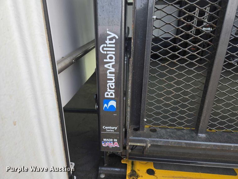 image for item ES2668 2016 Ford Advantage 240 shuttle bus