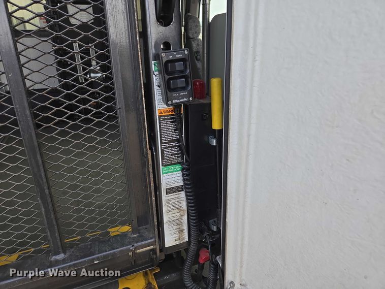 image for item ES2668 2016 Ford Advantage 240 shuttle bus