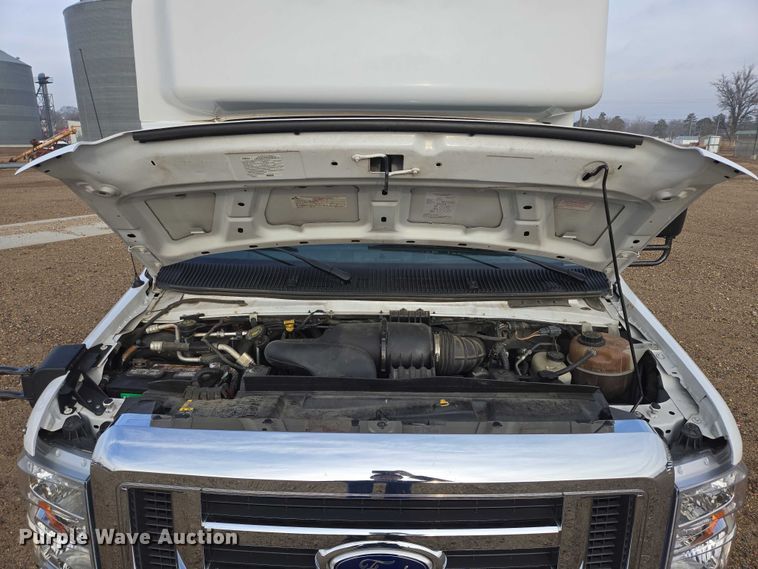 image for item ES2668 2016 Ford Advantage 240 shuttle bus