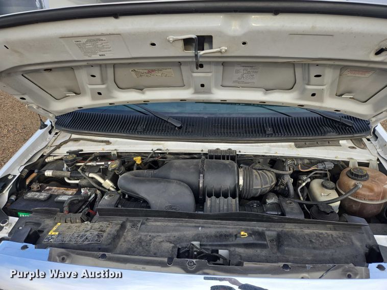 image for item ES2668 2016 Ford Advantage 240 shuttle bus