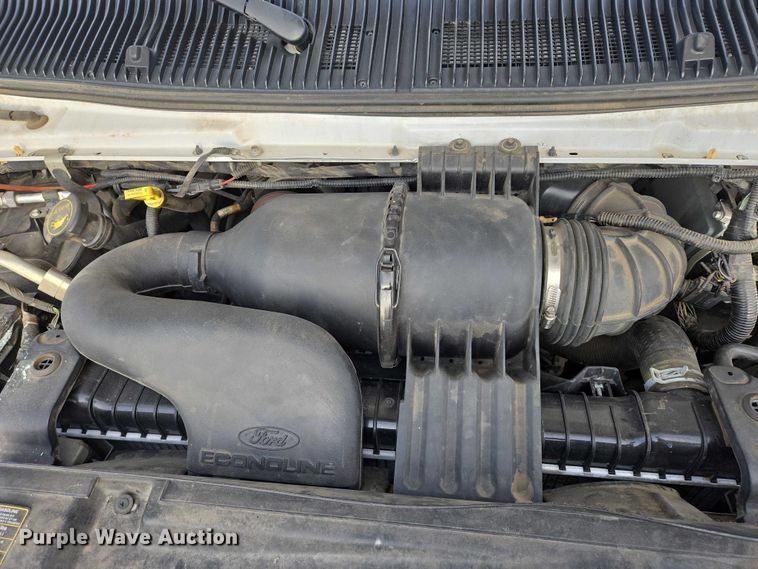 image for item ES2668 2016 Ford Advantage 240 shuttle bus