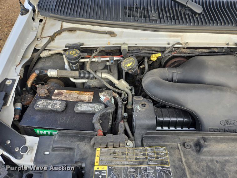 image for item ES2668 2016 Ford Advantage 240 shuttle bus