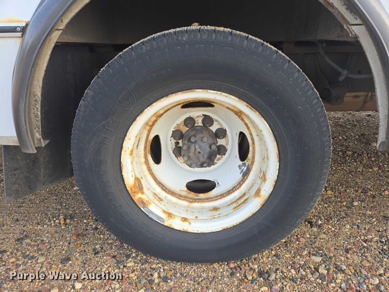 image for item ES2668 2016 Ford Advantage 240 shuttle bus