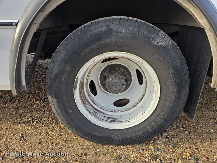 image for item ES2668 2016 Ford Advantage 240 shuttle bus