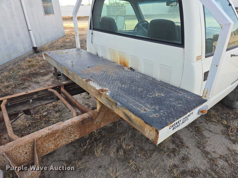 image for item ES2718 1995 Chevrolet 3500 pickup truck cab and chassis
