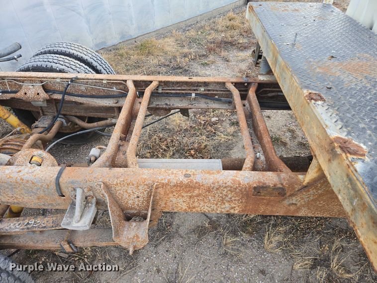 image for item ES2718 1995 Chevrolet 3500 pickup truck cab and chassis