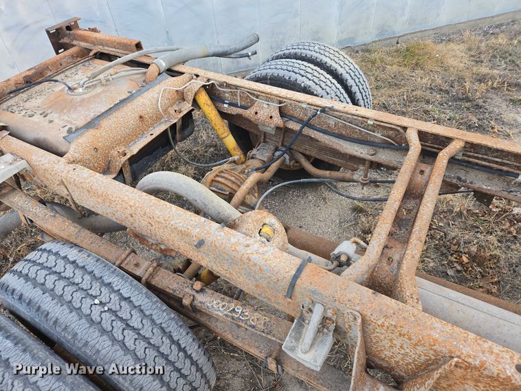 image for item ES2718 1995 Chevrolet 3500 pickup truck cab and chassis