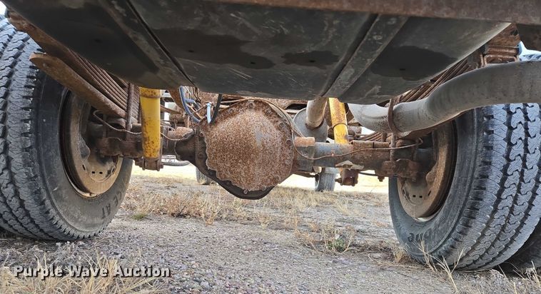 image for item ES2718 1995 Chevrolet 3500 pickup truck cab and chassis