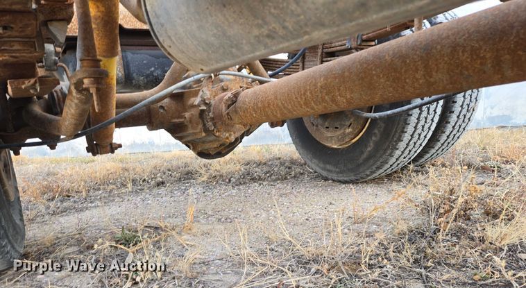 image for item ES2718 1995 Chevrolet 3500 pickup truck cab and chassis