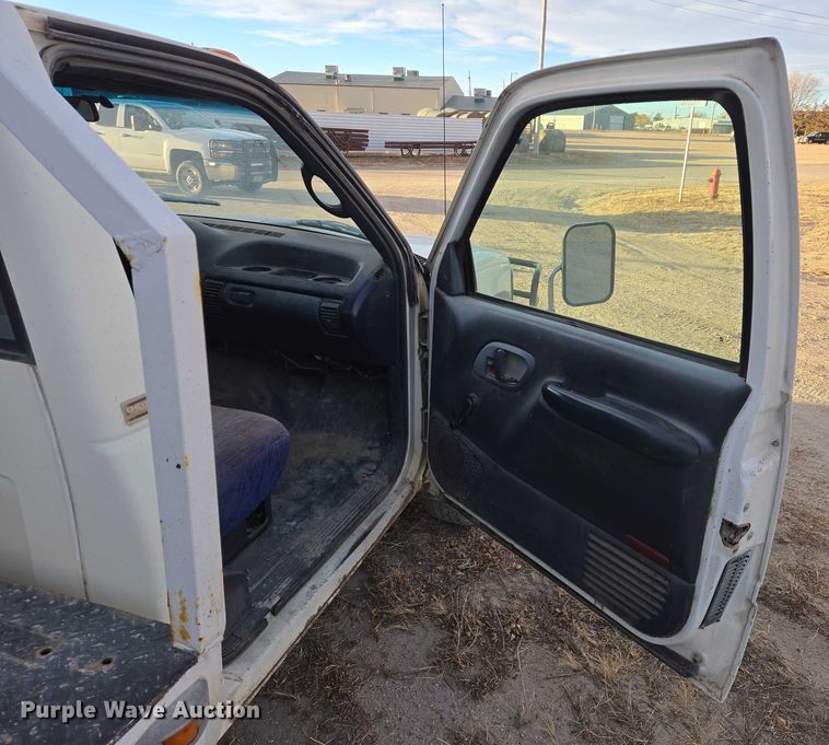 image for item ES2718 1995 Chevrolet 3500 pickup truck cab and chassis