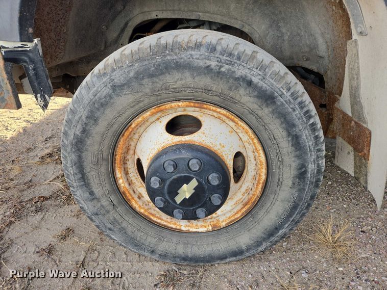 image for item ES2718 1995 Chevrolet 3500 pickup truck cab and chassis