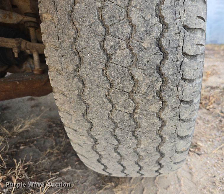 image for item ES2718 1995 Chevrolet 3500 pickup truck cab and chassis