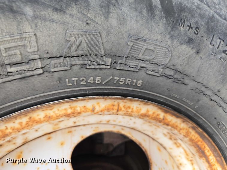 image for item ES2718 1995 Chevrolet 3500 pickup truck cab and chassis