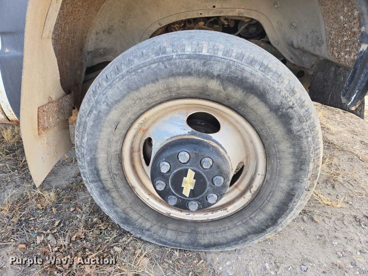 image for item ES2718 1995 Chevrolet 3500 pickup truck cab and chassis