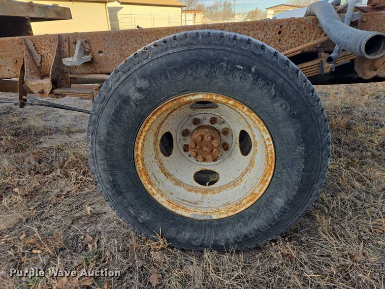 image for item ES2718 1995 Chevrolet 3500 pickup truck cab and chassis