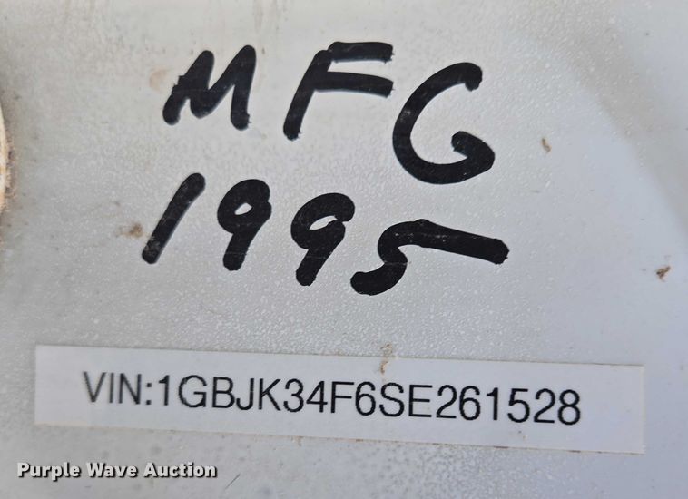 image for item ES2718 1995 Chevrolet 3500 pickup truck cab and chassis