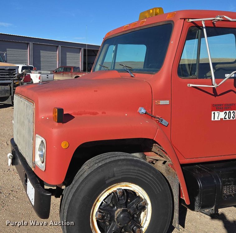 image for item ES2722 1984 International 1954 rollback truck