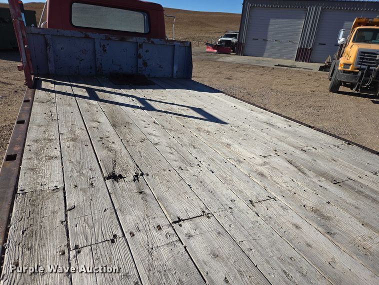 image for item ES2722 1984 International 1954 rollback truck