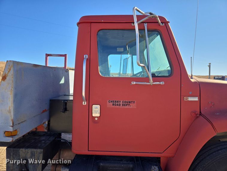 image for item ES2722 1984 International 1954 rollback truck