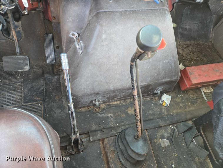 image for item ES2722 1984 International 1954 rollback truck