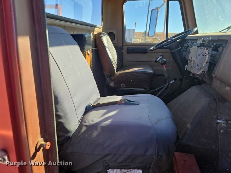 image for item ES2722 1984 International 1954 rollback truck