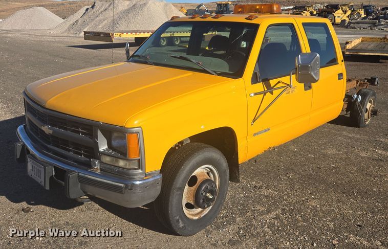 image for item ES2723 1997 Chevrolet 3500 Crew Cab pickup truck cab and chassis