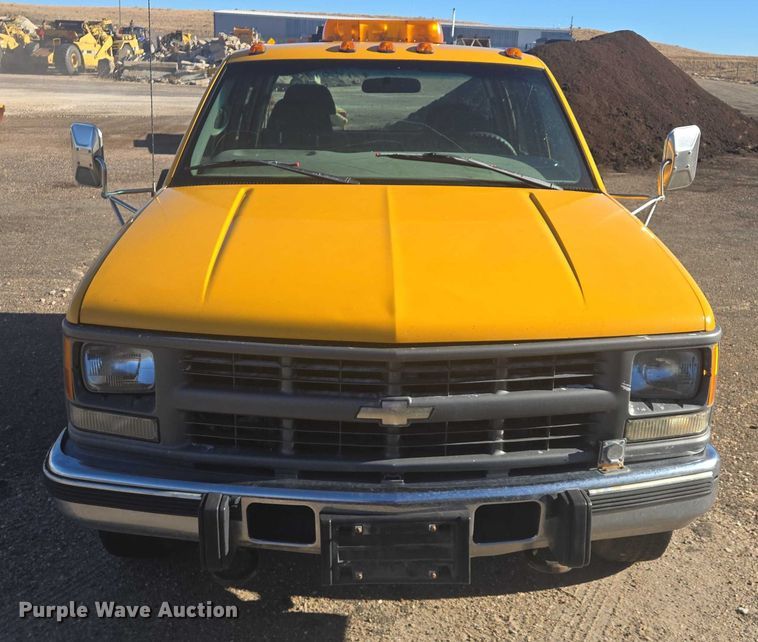 image for item ES2723 1997 Chevrolet 3500 Crew Cab pickup truck cab and chassis