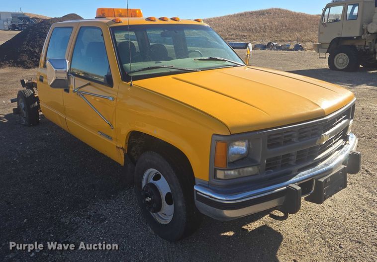 image for item ES2723 1997 Chevrolet 3500 Crew Cab pickup truck cab and chassis