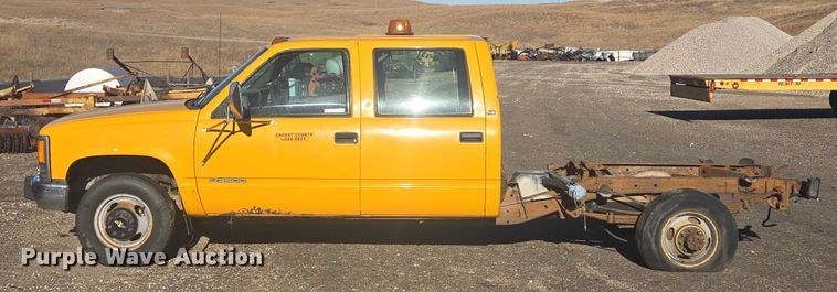 image for item ES2723 1997 Chevrolet 3500 Crew Cab pickup truck cab and chassis