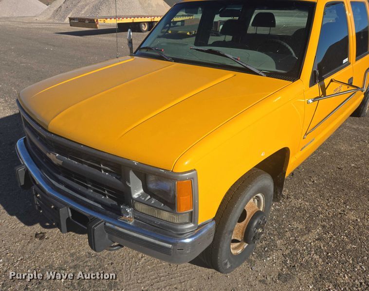 image for item ES2723 1997 Chevrolet 3500 Crew Cab pickup truck cab and chassis