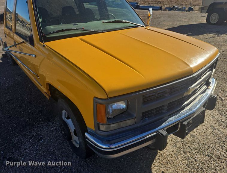 image for item ES2723 1997 Chevrolet 3500 Crew Cab pickup truck cab and chassis