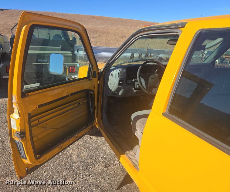 image for item ES2723 1997 Chevrolet 3500 Crew Cab pickup truck cab and chassis